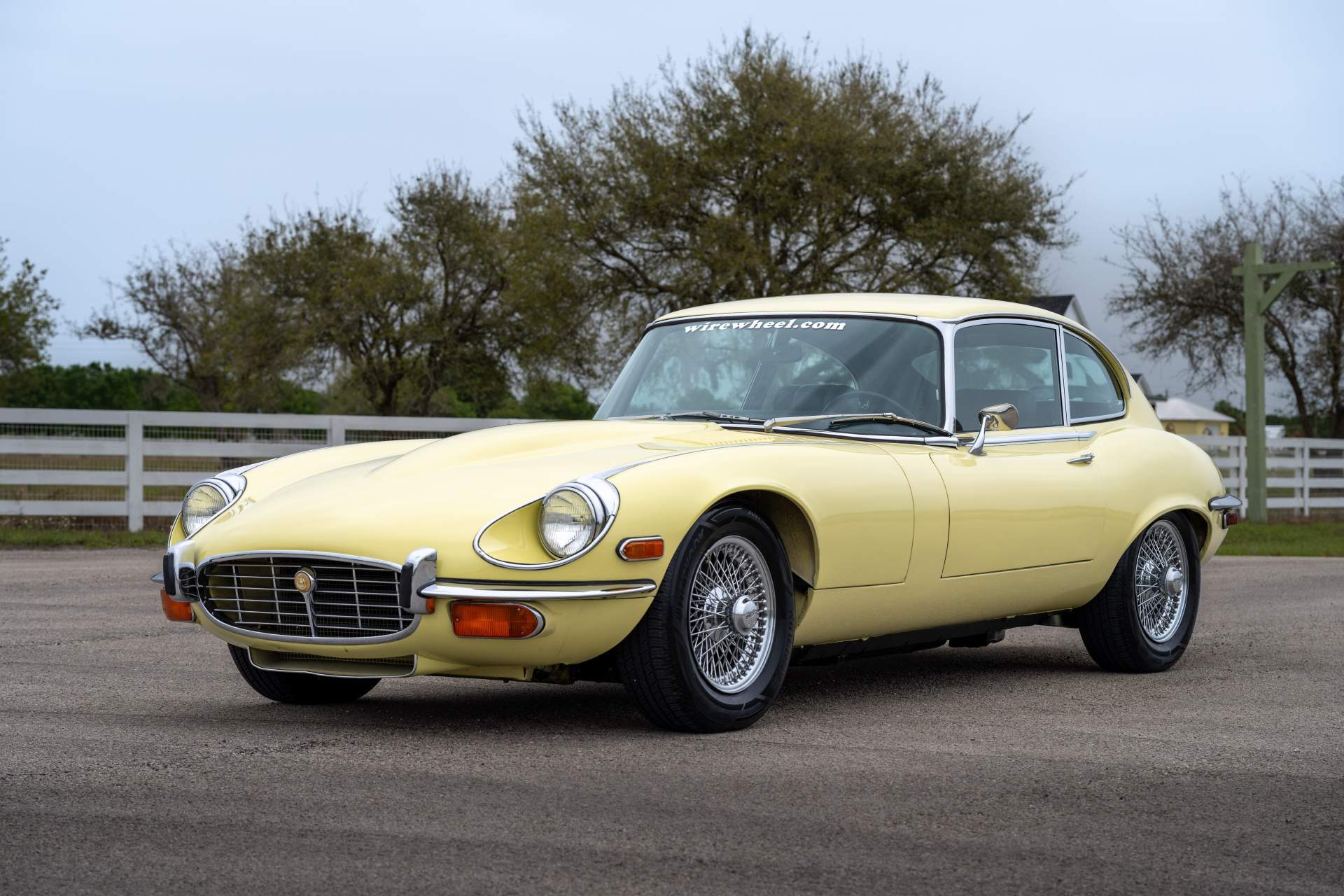 1971 Jaguar E-Type Pale Primrose lead