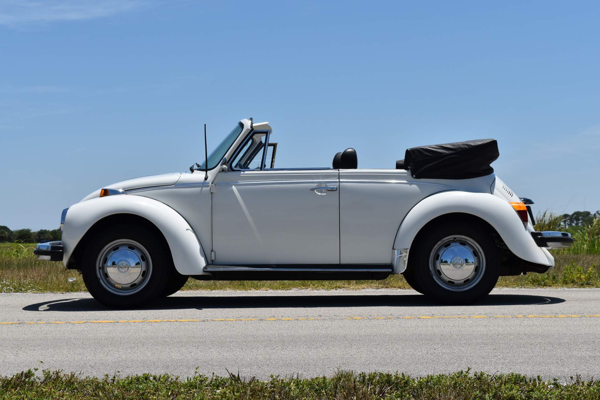 1978 Volkswagen Super Beetle Convertible (56).JPG